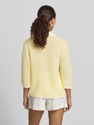 Frauenmodel trägt Cardigan mit Woll-Anteil und Polokragen von Fynch-Hatton in zartgelb, lockere Textur, 3/4-Arm, Rückenansicht, Ganzkörperansicht Rückansicht.
