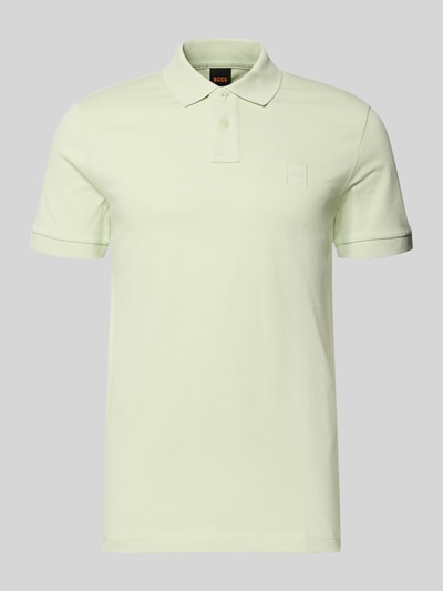 Produktfoto, Slim Fit Poloshirt aus Baumwoll-Mix Modell 'PASSENGER' von BOSS Orange in Uni-Optik, kurzer Arm, Polokragen, Logo-Patch, helles Grün