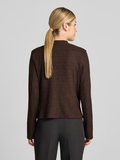 Frauenmodel trägt Blazer mit Viskose-Anteil in Bouclé-Optik von MORE & MORE, tailliert, dunkles Braun, strukturierte Oberfläche, Ganzkörperansicht Rückansicht.