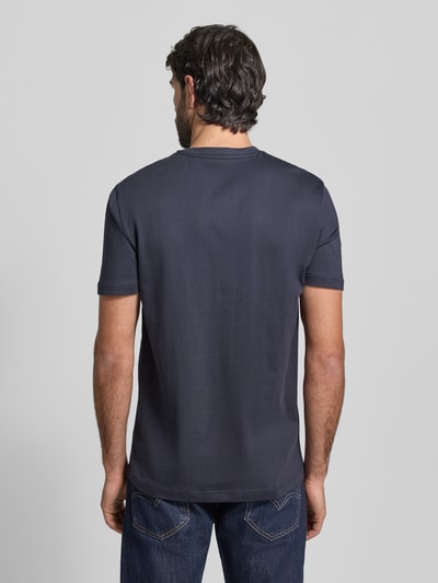 Männermodel trägt Regular Fit T-Shirt mit Rundhalsausschnitt von Christian Berg Men, dunkelblau, reine Baumwolle, Rückenansicht Ganzkörperansicht.