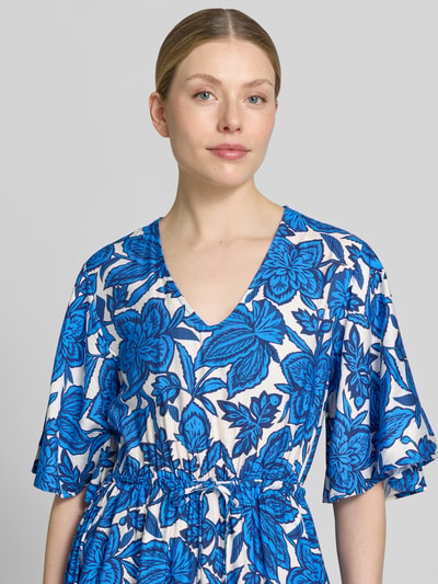 Frauenmodel trägt Maxikleid aus Viskose-Mix mit Kordelzug Modell 'KAIA' von B.Young, blauer floralprint, taillierter Schnitt, V-Ausschnitt, Nahaufnahme Oberkörper. Rückenlänge 35 cm, Brustweite 44 cm, Ärmellänge 31 cm, Größe 36.