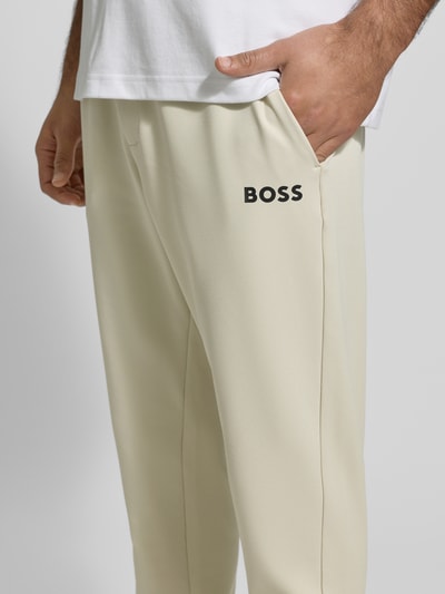 Männermodel trägt Regular Fit Sweathose mit Tunnelzug Modell 'JT_TOC' van BOSS Green, unifarben, zijdelingse zakken, Nahaufnahme Oberkörper.