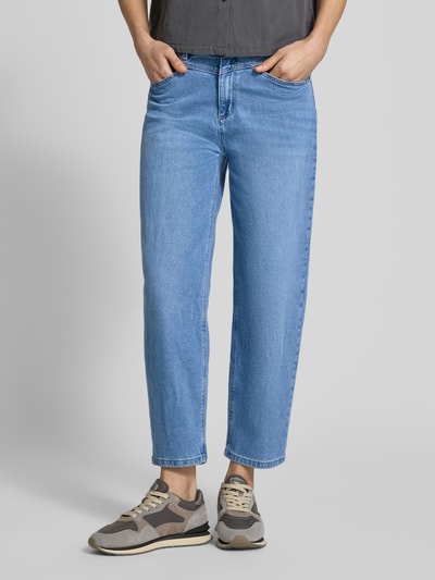 Kobieta modelka nosi Barrel Fit Jeans mit Eingrifftaschen od Christian Berg Woman, jasnoniebieski denim, bawełna z domieszką wiskozy, kieszenie, szerokość w rozmiarze 36: 37 cm, długość nogawki wewnętrznej w rozmiarze 36: 66 cm, widok całej sylwetki z przodu