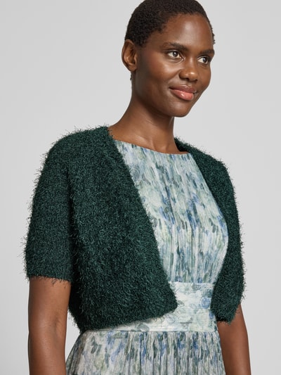 Frauenmodel trägt Cropped Bolero mit 1/2-Arm von V.M. in Dunkelgrün, offene Front, Straight Fit, Rückenlänge bei Größe S: 41 cm, Nahaufnahme Oberkörper.