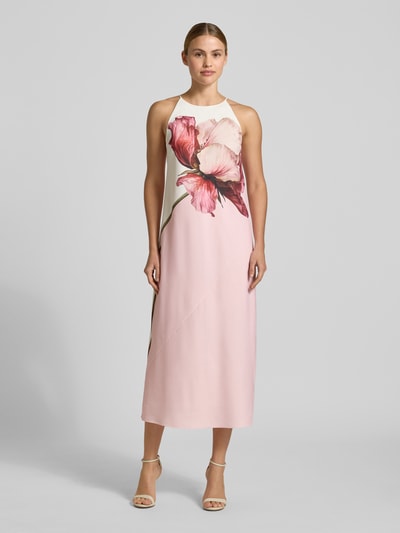Kobiece modelka nosi sukienkę midi z satyny z nadrukiem kwiatowym na całej powierzchni, krój regular fit, model 'Lowela' od Ted Baker, długość tyłu w rozmiarze 36: 120 cm, szerokość w rozmiarze 36: 44 cm, bez rękawów, widok całej sylwetki od przodu.
