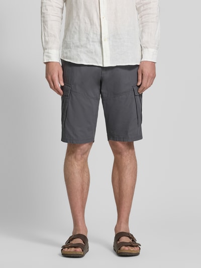 Männermodel trägt Relaxed Fit Cargoshorts aus reiner Baumwolle Modell 'FILE' von s.Oliver RED LABEL, Optik: Unifarben, Ganzkörperansicht von vorne