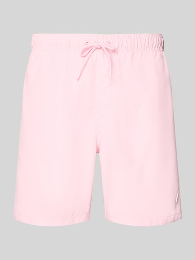 Produktfoto, hellrosa Badehose mit Label-Patch Modell 'Mike' von Shiwi, Loose Fit, elastischer Bund mit Kordelzug, Gesäßleistentasche
