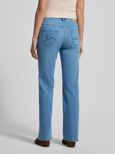 Männermodel trägt Jeans mit 5-Pocket-Design Modell 'Laura' von MAC, bawełniany miks, prosty krój, Szerokość w rozmiarze 36/32: 38 cm, Długość wewnętrzna nogawki: 80 cm, jasnoniebieski kolor, gładka tekstura, Ganzkörperansicht Rückansicht
