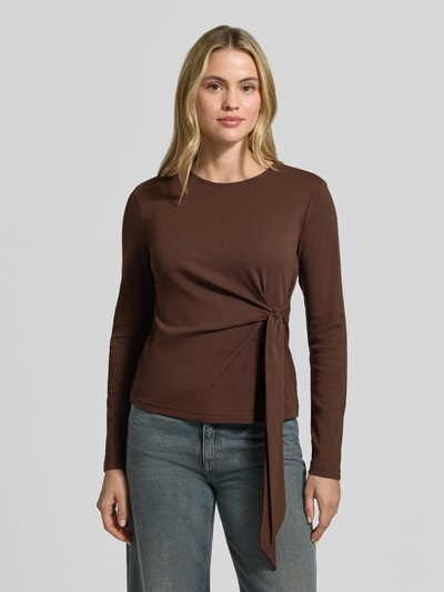 Vrouwenmodel draagt Longsleeve met Knotendetail model 'RIMONICA' van b.young, bruin, slim fit, ronde hals, Ganzkörperaanzicht van voren, ruglengte maat S: 52 cm