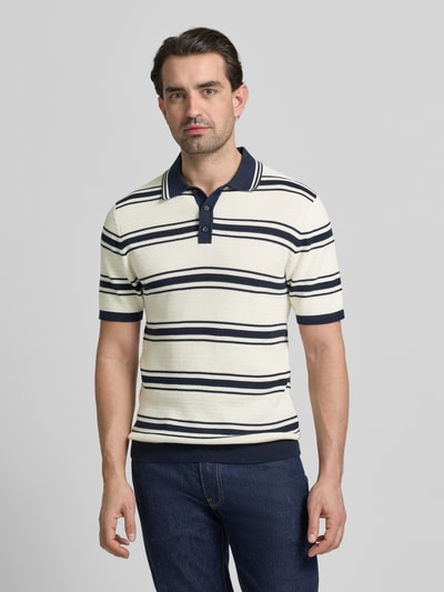 Männermodel trägt Slim Fit Poloshirt in Strick-Optik von MCNEAL, cremeweiß mit blauen Streifen, reine Baumwolle, Ganzkörperansicht von vorne.