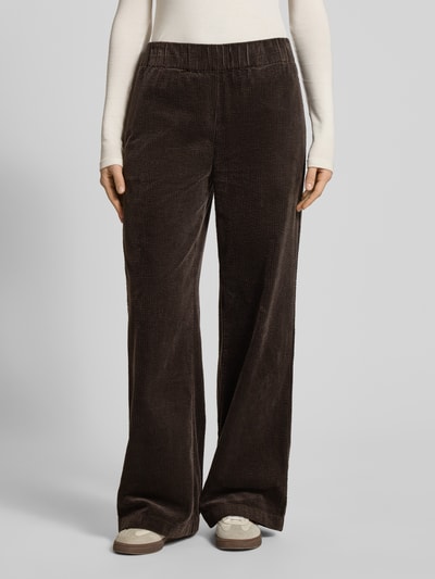 Frauenmodel trägt Relaxed Fit Cordhose aus reiner Baumwolle von Marc O'Polo Denim, Optik: Unifarben, Struktur, Ganzkörperansicht von vorne.