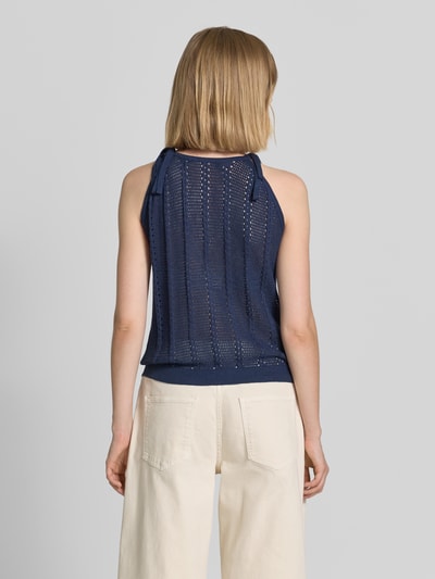 Frauenmodel trägt Relaxed Fit Trägertop aus Baumwoll-Mix Modell 'LUX LIGHT' von Vero Moda, Optik: Unifarben, Lochstrickmuster, dunkelblau, Strick, Rundhals, Bindebänder, gerippter Rumpfabschluss, Ganzkörperansicht Rückansicht.
