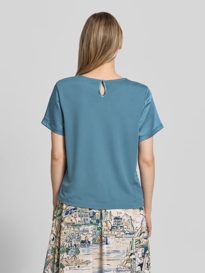 Frauenmodel trägt Regular fit T-Shirt aus Satin Modell 'GILBERT' von Weekend Max Mara, Optik: Unifarben, Material-Mix mit Viskose-Anteil, Lyocell-Anteil, Ganzkörperansicht Rückansicht.
