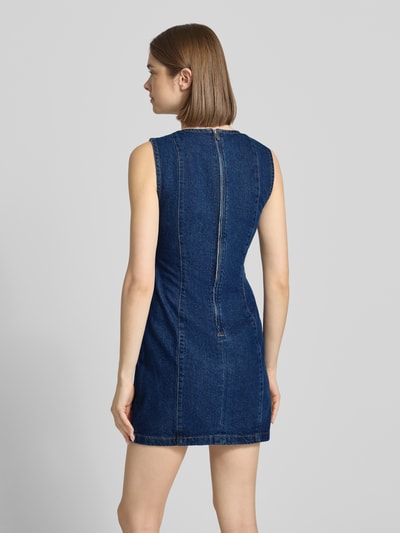 Frauenmodel trägt figurbetontes Jeanskleid mit Rundhalsausschnitt Modell 'LIV' von Topshop, reine Baumwolle, Rückansicht Ganzkörperansicht.