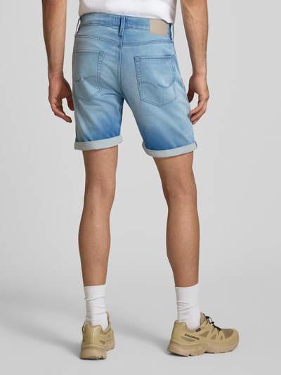 Männermodel trägt Jeansshorts im Destroyed-Look Modell 'RICK' von Jack & Jones, Baumwoll-Viskose-Mix, Regular-Fit, Rückansicht.