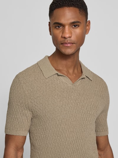 Männermodel trägt Slim Fit Strick-Poloshirt mit Strukturmuster von bugatti in Beige, V-Ausschnitt, Baumwoll-Mix, Nahaufnahme Oberkörper.