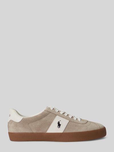 Produktfoto, Low Top Sneaker aus Veloursleder von Polo Ralph Lauren in Beige und Weiß mit Label-Prägung, Logo-Stitching und flacher Sohle.
