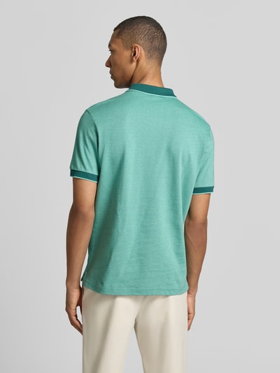 Männermodel trägt Regular Fit Poloshirt mit Logo-Stitching von Lerros in Mintgrün, Polokragen, Rückenlänge bei Größe M 76 cm, Ganzkörperansicht Rückansicht.