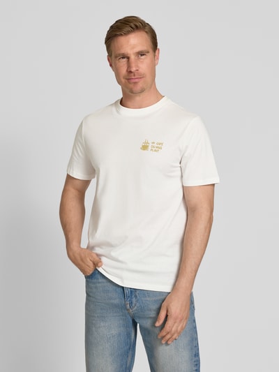 Männermodel trägt Herren T-Shirt mit Motiv-Print Modell 'ØRSLEV' von Casual Friday in Weiß, Reine Baumwolle, Regular-Fit, Rundhalsausschnitt, Rückenlänge 70 cm, Ganzkörperansicht von vorne.
