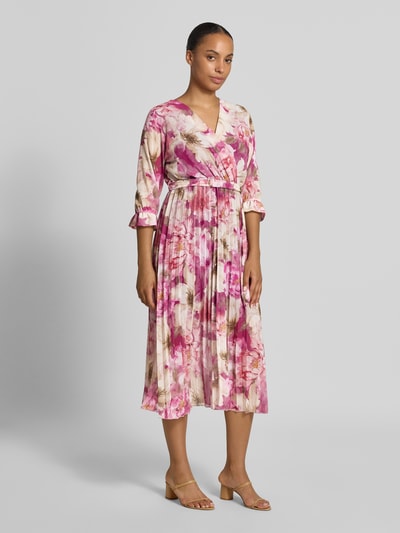 Vrouwenmodel draagt Midikleid met floralem all-over print Model 'Matilda' van ZABAIONE, getailleerde pasvorm, v-hals, 1/2-mouwen, lengte 121 cm, borstwijdte 37 cm, mouwlengte 44 cm, roze en beige tinten, lichte plooien, stof met zachte structuur, kleurenverloop, Ganzkörperansicht von vorne.