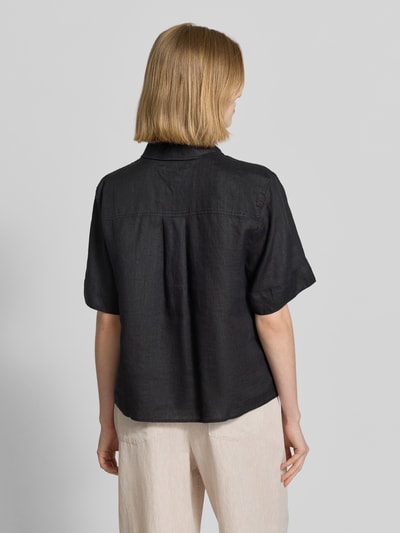 Frauenmodel trägt Regular Fit Leinenbluse mit Logo-Stitching von Tommy Hilfiger in Schwarz, reine Leinenstruktur, Rückenansicht, Ganzkörperansicht Rückansicht.