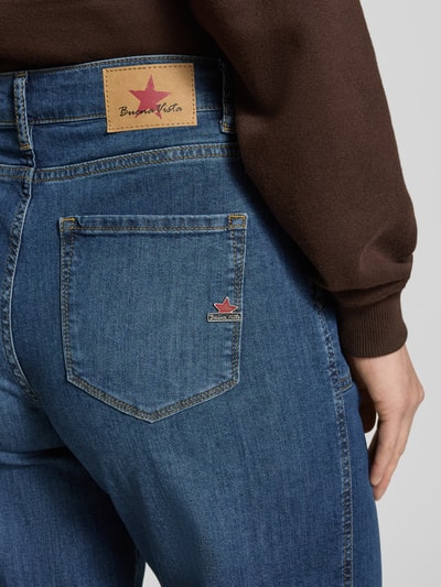 Vrouwenmodel draagt Wide Leg Jeans met Eingrifftaschen van Buena Vista in used-look denim, detailopname achterkant.