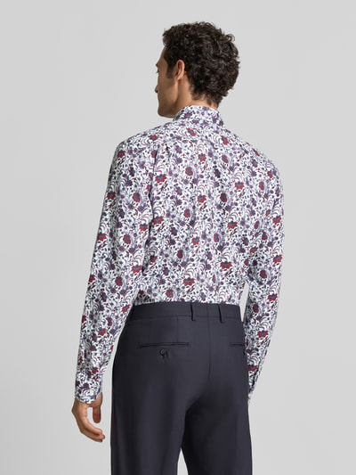 Männermodel trägt Regular Fit Businesshemd aus reiner Baumwolle Modell 'New Kent' von Seidensticker, Muster mit Weiß, Dunkelblau und Rot, Ganzkörperansicht Rückansicht, Herren Businesshemd von Seidensticker.