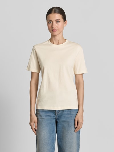 Vrouwenmodel draagt T-Shirt uit katoen met ronde hals van Jake*s Casual, regular fit, ruglengte maat S 57 cm, crème, voorkant totaalbeeld