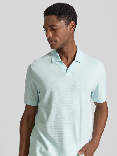 Męskamodel nosi Regular Fit Poloshirt aus Baumwoll-Mix von s.Oliver RED LABEL, jasnoniebieski kolor, gładka tekstura, zbliżenie na górną część ciała