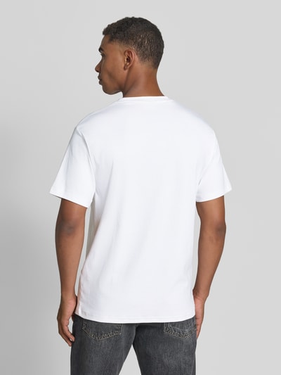 Mężczyzna model nosi biały Męski t-shirt Regular Fit T-Shirt aus Baumwoll-Mix Modell 'SPENCER' od Selected Homme, tekstura gładka, widok całej sylwetki z tyłu