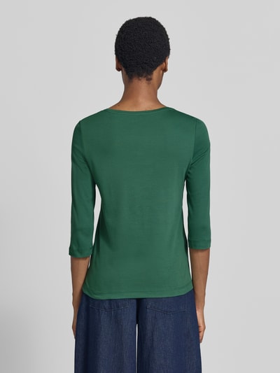 Frauenmodel trägt Shirt aus reiner Baumwolle von Christian Berg Woman in Dunkelgrün, gerader Schnitt, Rückenansicht, Ganzkörperansicht Rückansicht.