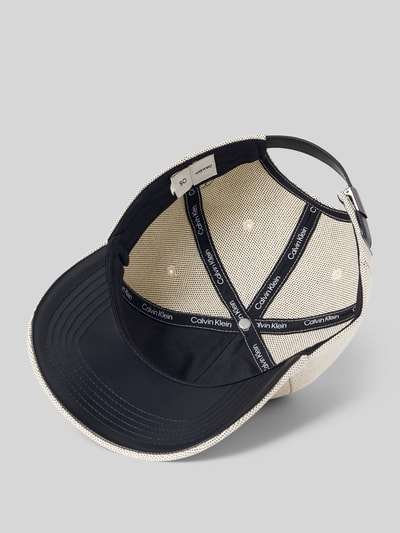 Produktfoto, Größenverstellbare Cap mit Logo von Calvin Klein, beige-schwarze Farben, verstärkter Schirm, strukturierte Oberfläche