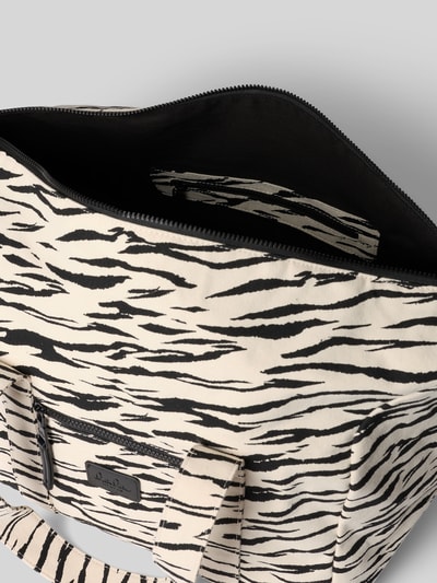 Produktfoto, Weekender mit Allover-Animal-Print von Lala Berlin, Reißverschlussfach außen, Logo-Patch, schwarz-weißes Muster, Maße: 57x37x26 cm, abnehmbarer Trageriemen, Damen Accessoire, strukturierte Textiloberfläche.