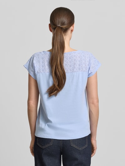 Frauenmodel trägt Regular Fit Blusentop aus reiner Baumwolle Modell 'JANNI' von Vero Moda in Hellblau, Unifarbe, semitransparenter Besatz, Ganzkörperansicht Rückansicht.