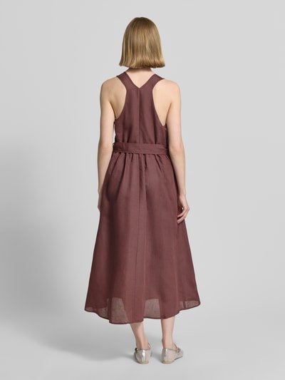 Frauenmodel trägt Midikleid aus Leinen-Mix mit Viskose-Anteil von Stefanel in Braun, Tailliert, Stoffgürtel, Rückenlänge 114 cm, Ganzkörperansicht Rückansicht.