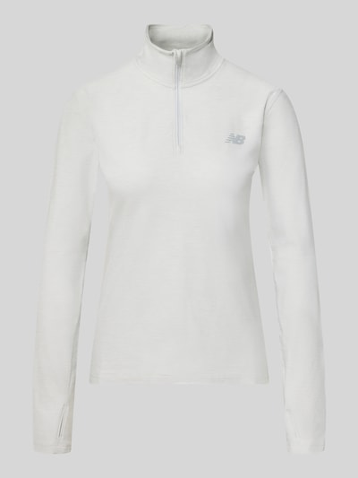 Produktfoto, Regular Fit Longsleeve mit Troyer-Kragen od New Balance, Mieszanka materiałów z dodatkiem streczu, krój regular fit, kołnierz zapinany, naszywka z logo, długi rękaw, ochrona podbródka, pętelki na kciuki, długość tyłu w rozmiarze S: 60 cm