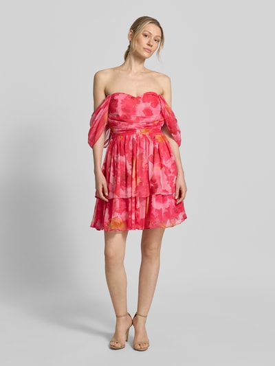 Frauenmodel trägt Cocktailkleid im Off-Shoulder-Design von LACE & BEADS, taillierter Schnitt, Minikleid, Allover-Look, bunte Farben, Ganzkörperansicht von vorne. Rückenlänge bei Größe S: 67 cm, Brustweite bei Größe S: 45 cm, Ärmellänge bei Größe S: 43 cm.