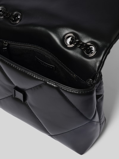 Produktfoto, Shoulder Bag in Stepp-Optik von Tory Burch in Schwarz mit Ketten-Optik Schulterriemen, Magnetverschluss, Logo-Detail, Hauptfach mit Überschlag, Größe 23x16x8 cm