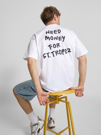 Männermodel trägt Herren T-Shirt von Only & Sons Modell 'MONEY' in Optik: Unifarben, Loose-Fit, Statement-Print, reine Baumwolle, Ganzkörperansicht Rückansicht.