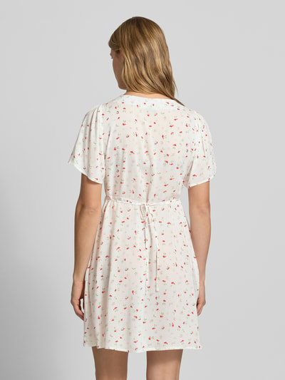 Frauenmodel trägt Minikleid aus reiner Viskose Modell 'EVIDA' von Only mit Allover-Muster, Taillengürtel, Rückansicht Ganzkörperansicht.