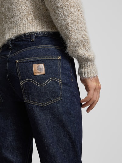 Männermodel trägt Jeans mit Eingrifftaschen Modell 'MARLOW' von Carhartt Work In Progress, Reine Baumwolle, Regular-Fit, Detailaufnahme Rückansicht.