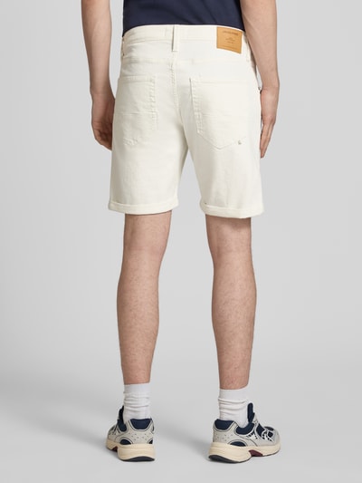 Männermodel trägt Regular Fit Jeansshorts Modell 'RICK' von Jack & Jones aus Baumwoll-Mix mit Stretch-Anteil, Eingrifftaschen, Ganzkörperansicht Rückansicht.