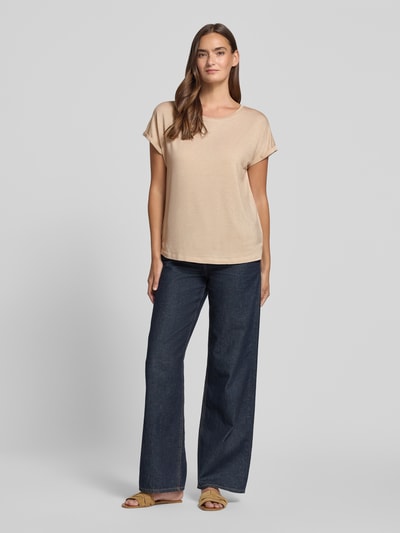 Frauenmodel trägt Relaxed Fit T-Shirt aus Viskose-Mix von Christian Berg Woman in Beige mit Glitzer-Optik, Rundhalsausschnitt, Rückenlänge 63 cm, Ganzkörperansicht von vorne.