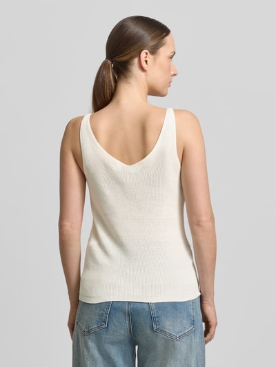 Frauenmodel trägt Regular Fit Strick-Top aus Viskose-Mix Modell 'NEWLEX' von Vero Moda, cremefarben, breite Träger, Rückansicht Ganzkörperansicht.