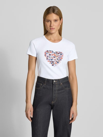Vrouwenmodel draagt t-shirt met motiefprint van More & More, mix van katoen en elastaan, regular fit, ronde hals, ruglengte maat 36: 60 cm, voorkant hele lichaam