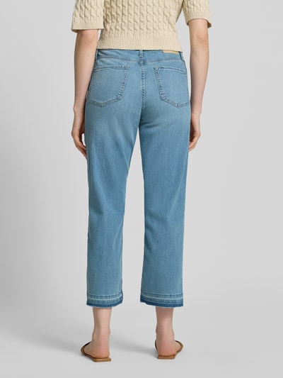 Männermodel trägt Straight Fit Jeans aus bawełnianego miksu Modell 'KAROLIN' od s.Oliver RED LABEL, denim, średni stan, krój straight leg, długość cropped, 5 kieszeni, naszywka z logo, nity, szlufki, zapięcie na guzik i kryty zamek, widok całej sylwetki z tyłu