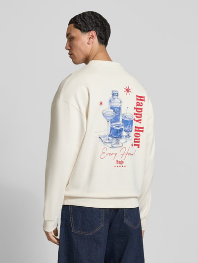 Männermodel trägt Regular Fit Sweatshirt mit Happy Hugo Print von Hugo Blue, mehrfarbiges Design aus reiner Baumwolle, Ganzkörperansicht Rückansicht.