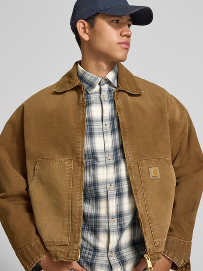 Männermodel trägt Slim Fit Freizeithemd aus reiner Baumwolle Modell 'James' von JACK & JONES, kariertes Design, Nahaufnahme Oberkörper.