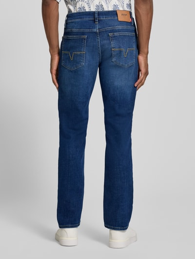 Männermodel trägt Straight Fit Jeans im 5-Pocket-Design Modell 'Mitch' von JOOP! im elastischen Baumwoll-Mix, Rückansicht.