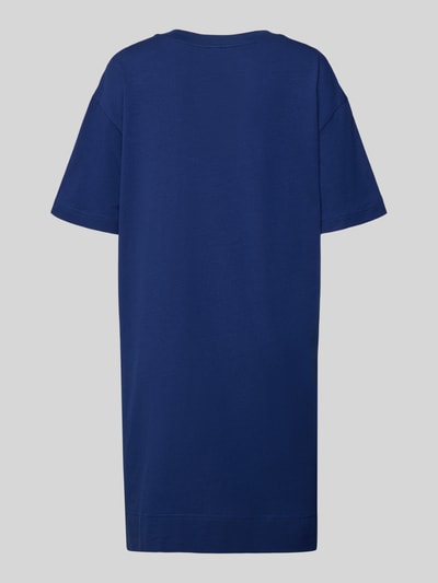 Frauenmodel trägt Pyjama-Oberteil in Überlänge von Mey aus Baumwoll-Elasthan-Mix, locker geschnitten, gerippter Rundhalsausschnitt, Label-Print, Ganzkörperansicht Rückansicht.